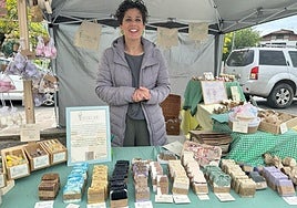 Lourdes Párraga tiene su consulta en Bera, pero suele acudir a distintas ferias con sus jabones artesanales.