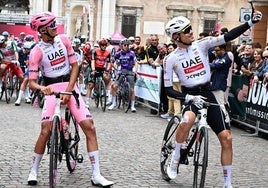 Isaac del Toro y Juan Ayuso se hacen una foto en la salida de Módena.