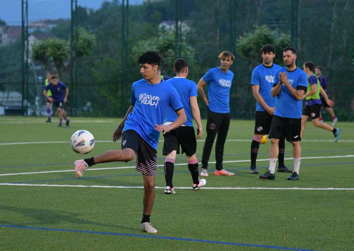 Imagen secundaria 1 - «Hay jugadores que viven en la calle y aprovechan los entrenamientos para ducharse»