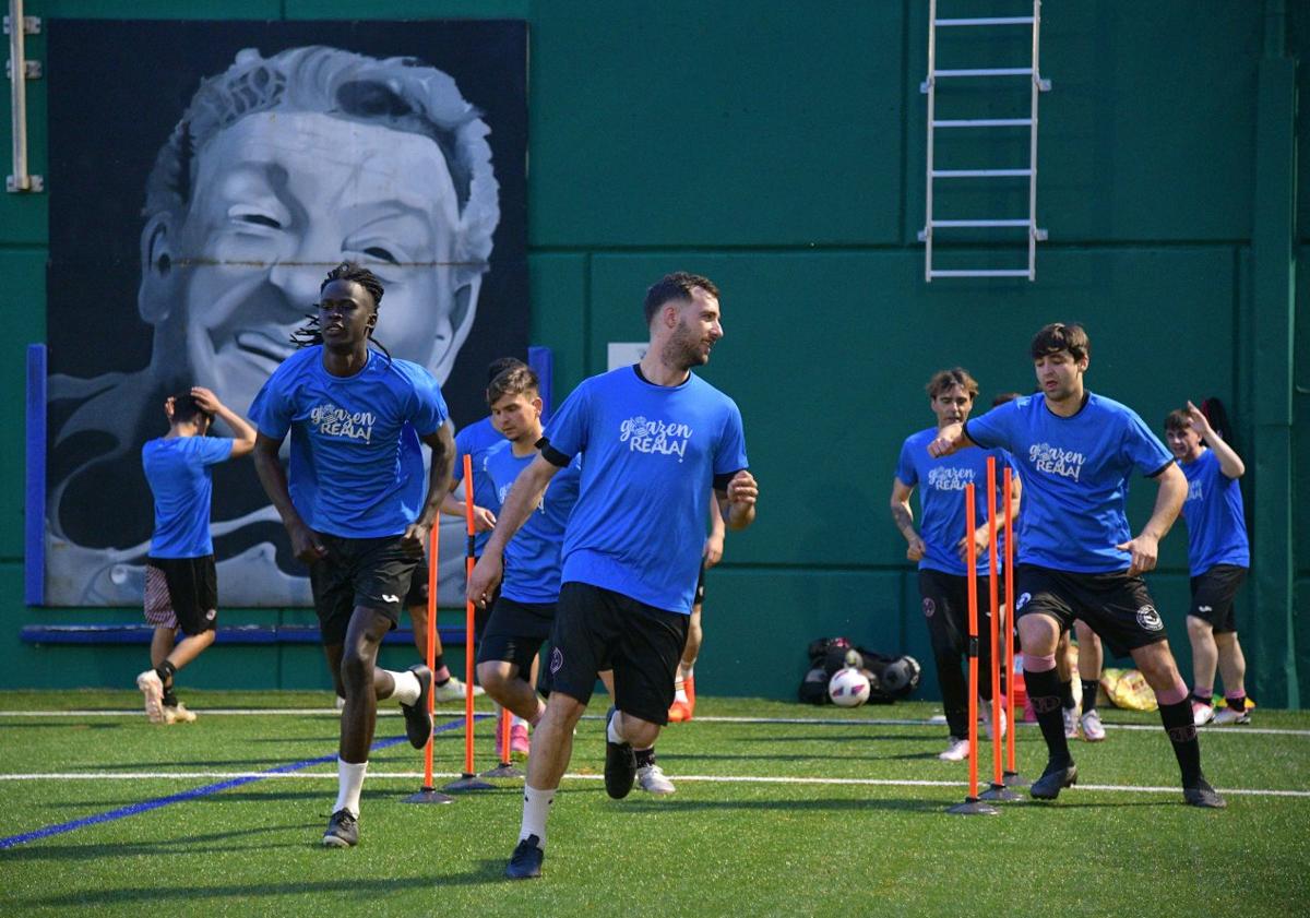 Imagen principal - «Hay jugadores que viven en la calle y aprovechan los entrenamientos para ducharse»