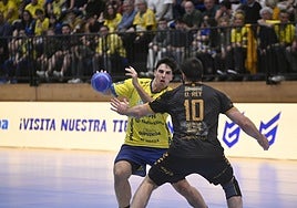 Iribar en acción este año contra el Granollers.