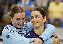 Lucía Prades abraza a Menéndez el miércoles en el Gasca.