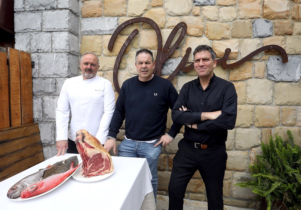Iosu G. Beraza, Napoleón Lertxundi y Atxen Guruzeta, en el exterior del Asador Olivi.