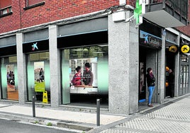 Sucursal bancaria que fue atracada, en el barrio donostiarra de Altza.