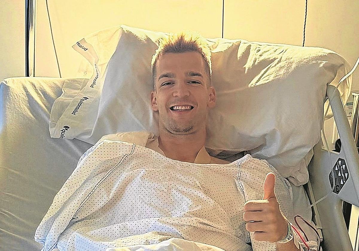 El club ha compartido una imagen de Comas operado con éxito.