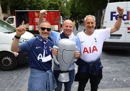 Tres aficionados del Tottenham pasean la 'copa' de la Europa League por el Boulevard de Donostia.