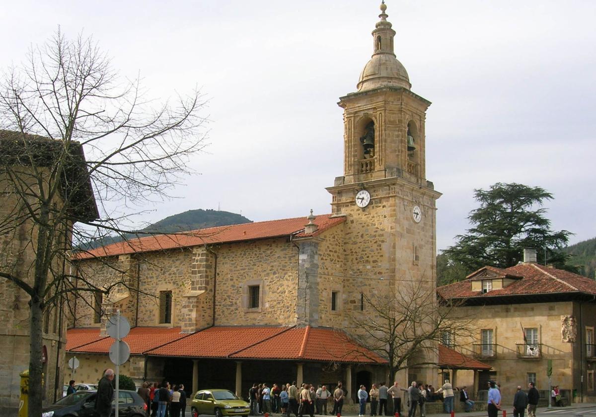 Denuncian daños en la cerradura de la parroquia de Aretxabaleta