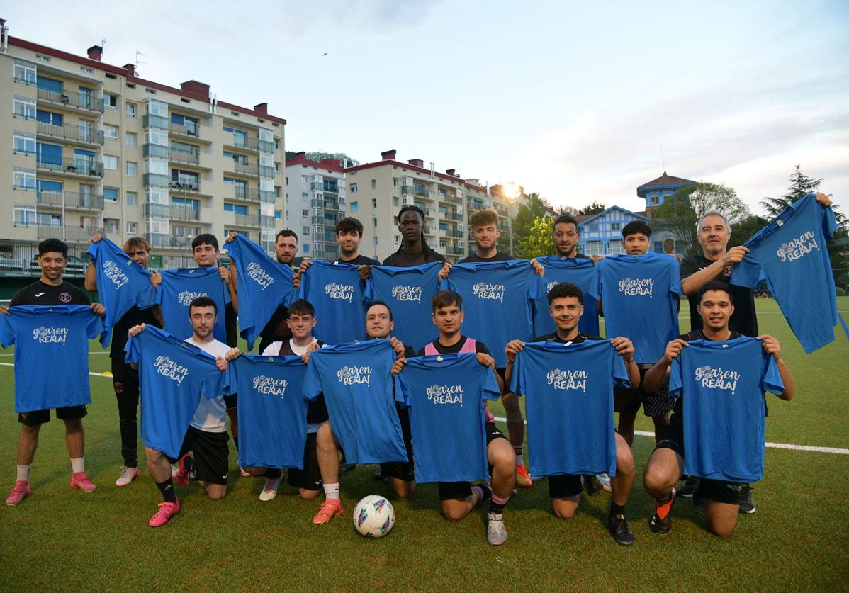 Los jugadores del Indarbizi 17 posan con las camisetas de Goazen Reala! en el campo de fútbol de Trintxerpe.