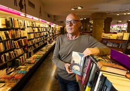 Julen Belamuno, 'Iragan atergabea' liburua eskuan duela.