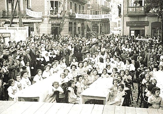 Comida infantil en la plaza Easo, donde el metro conectaría con el ferrocarril de la Costa.