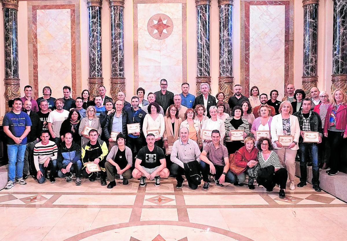 Sirimiri: Homenaje por 25 años en el Ayuntamiento