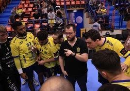Alex Mozas se dirige a sus jugadores en un tiempo muerto en Artaleku.