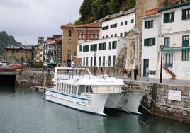 El catamarán Finanzauto Ciudad San Sebastián el jueves en el Muelle.