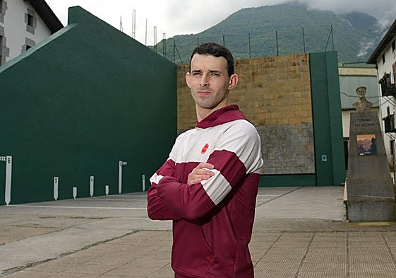 Jokin Altuna, en el frontón descubierto de Amezketa y con la cima del Txindoki cubierta por las nubes.
