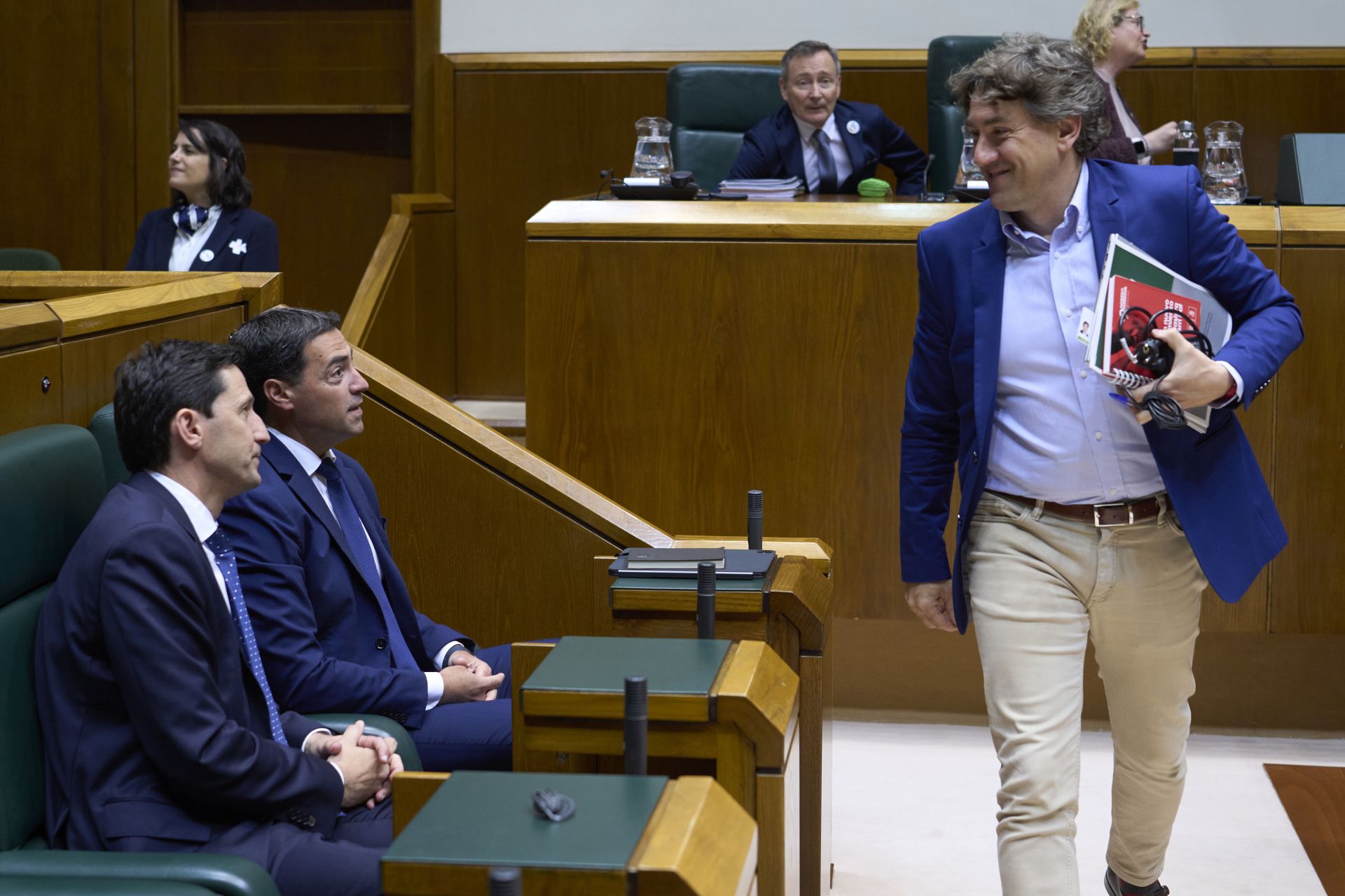 Andueza pasa delante de Pradales en el Parlamento Vasco.