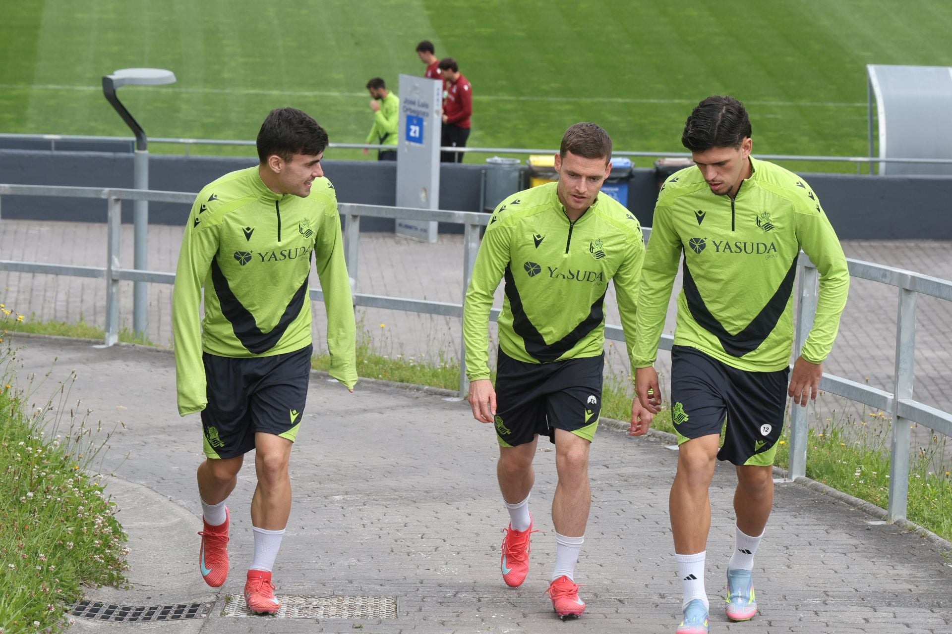 Imanol se lleva las collejas en su último entrenamiento al frente de la Real