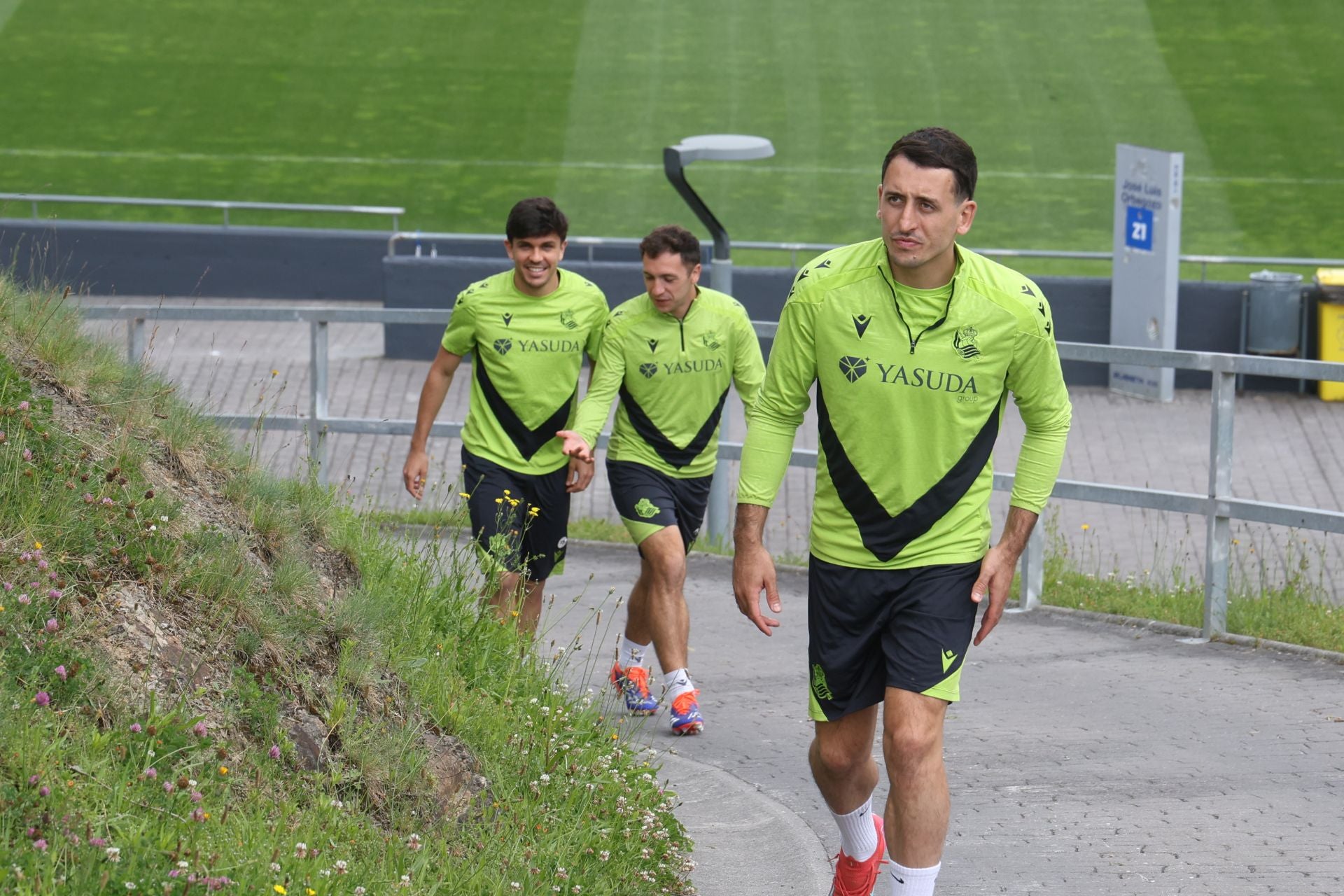 Imanol se lleva las collejas en su último entrenamiento al frente de la Real