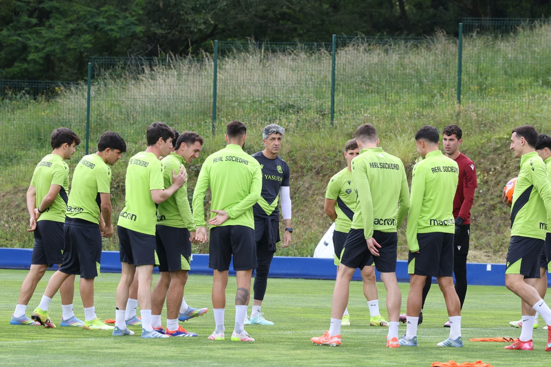 Imanol se lleva las collejas en su último entrenamiento al frente de la Real