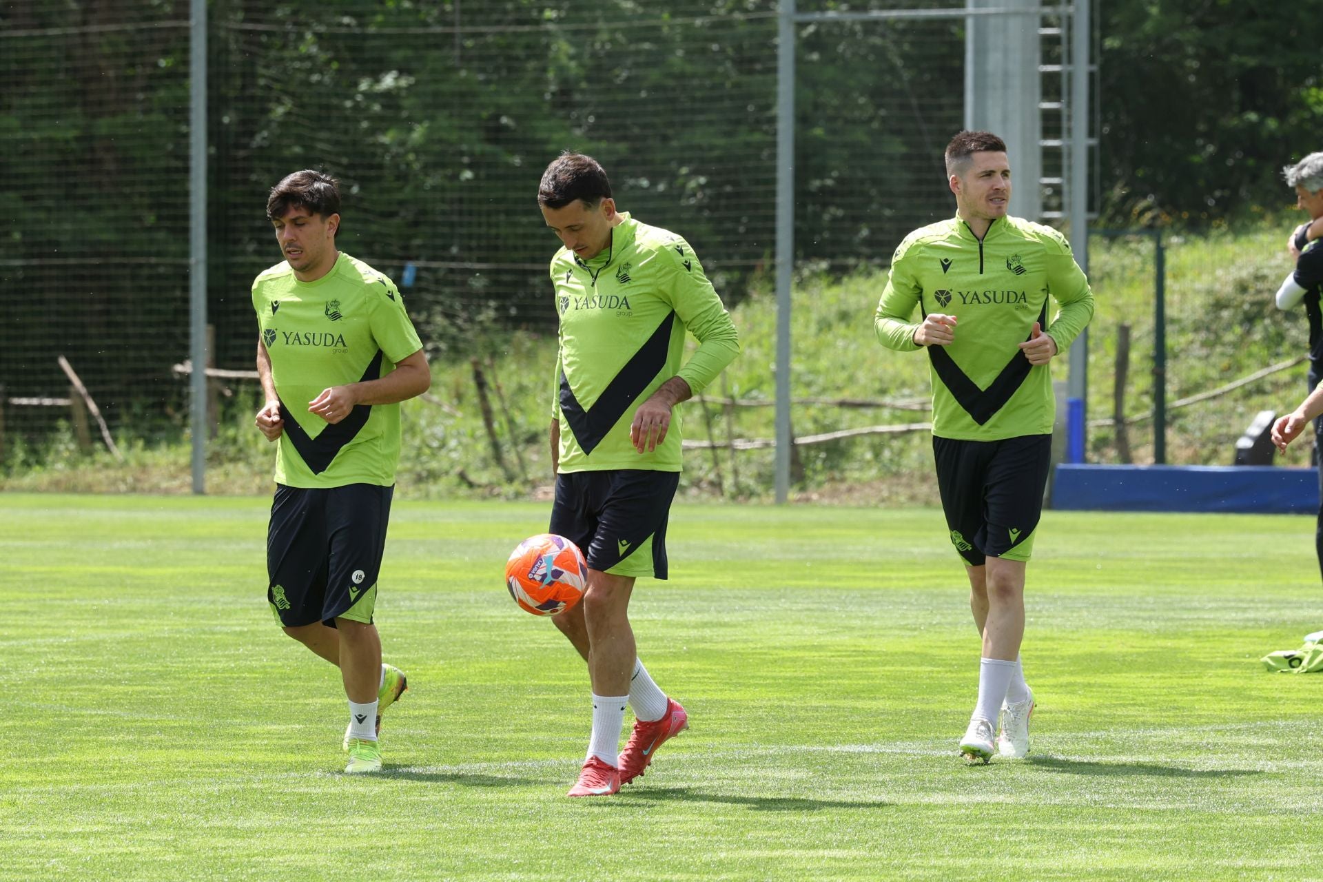 Imanol se lleva las collejas en su último entrenamiento al frente de la Real