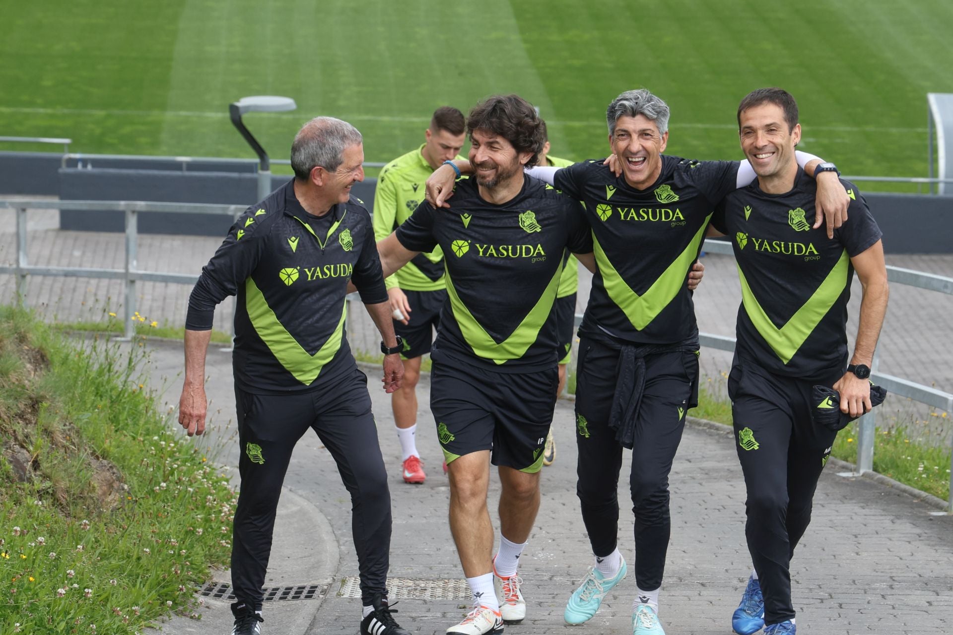 Imanol se lleva las collejas en su último entrenamiento al frente de la Real