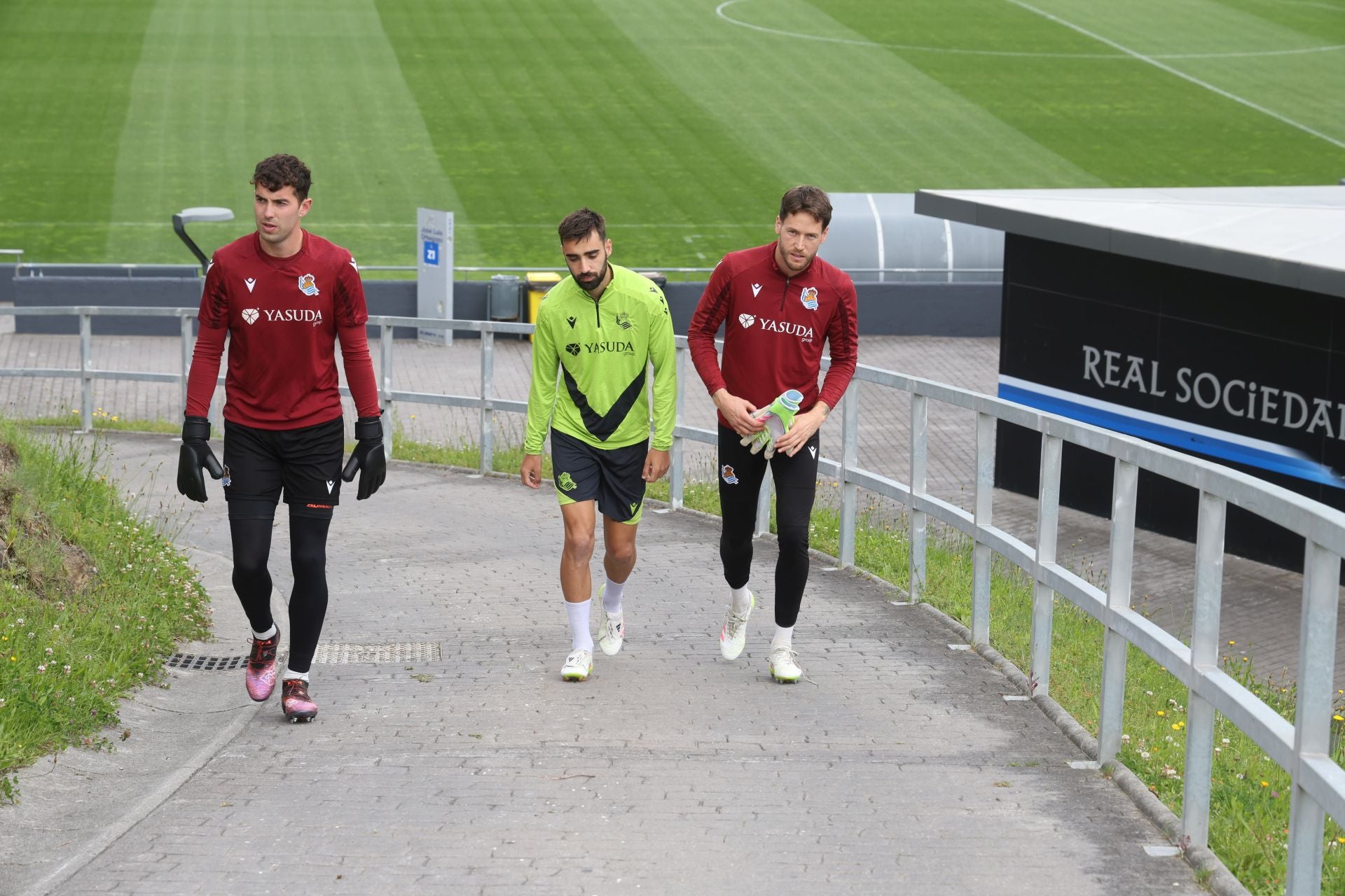 Imanol se lleva las collejas en su último entrenamiento al frente de la Real