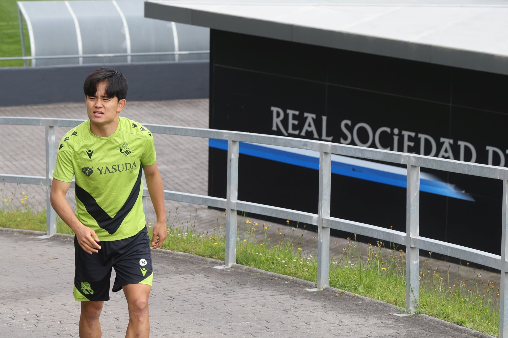Imanol se lleva las collejas en su último entrenamiento al frente de la Real