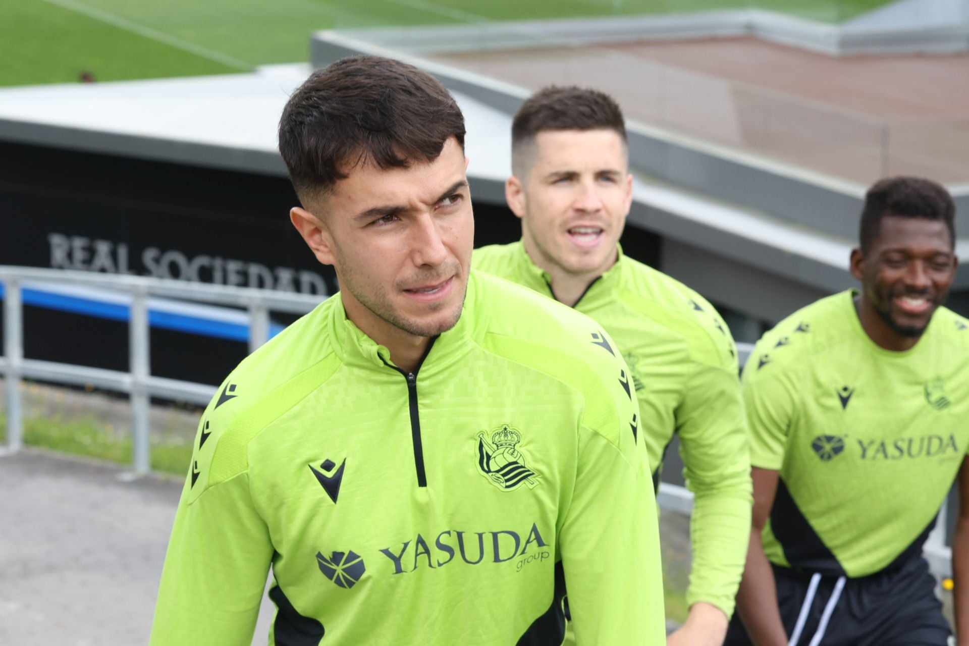 Imanol se lleva las collejas en su último entrenamiento al frente de la Real