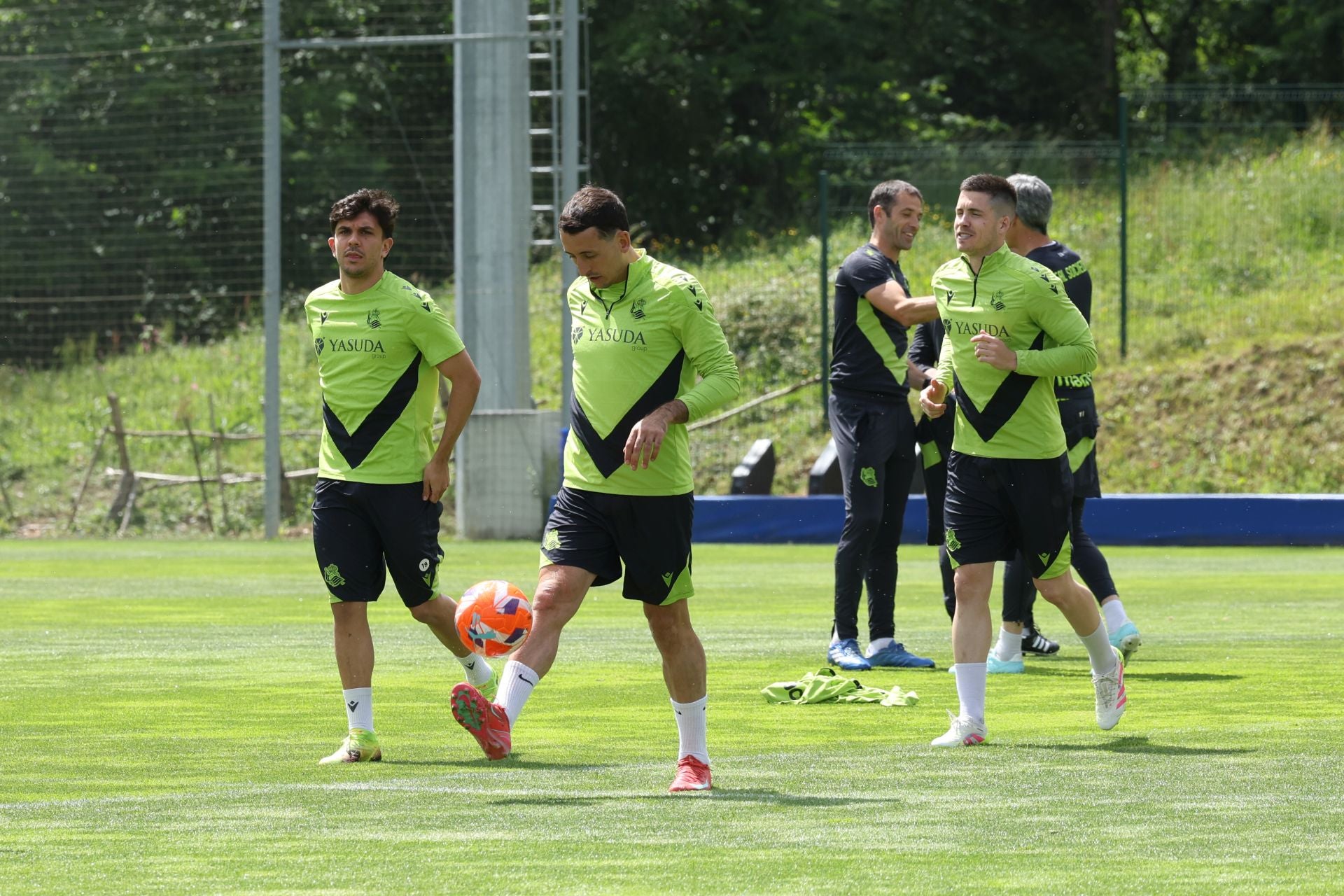 Imanol se lleva las collejas en su último entrenamiento al frente de la Real