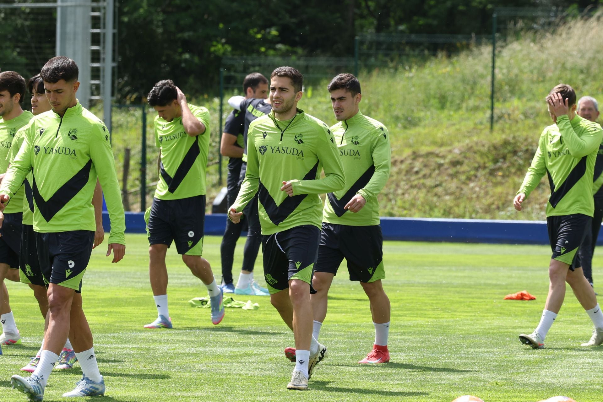 Imanol se lleva las collejas en su último entrenamiento al frente de la Real