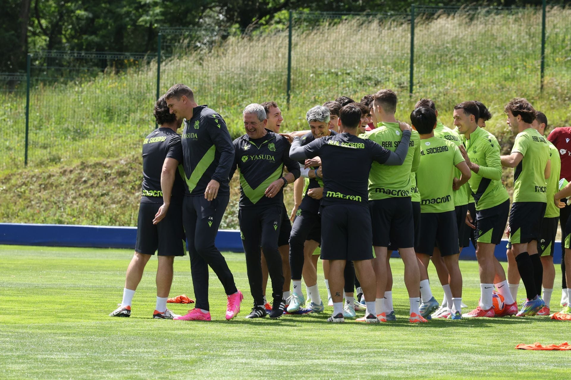 Imanol se lleva las collejas en su último entrenamiento al frente de la Real