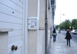 Distintivo de una vivienda turística ubicada a pie de calle en Errenteria.