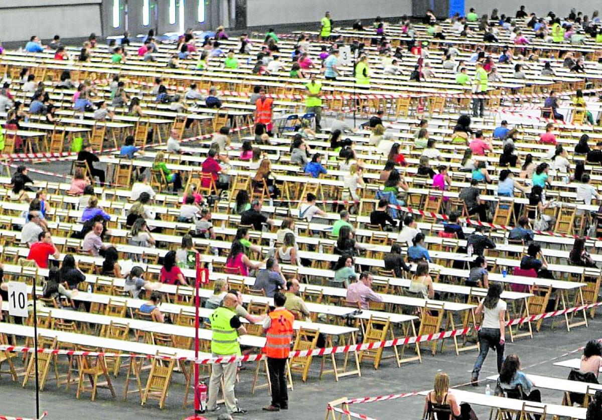 Miles de aspirantes realizan una de las últimas OPE de Osakidetza en el BEC de Barakaldo.