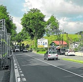 Pilares sobre los que se colocará la pasarela peatonal a la altura del apeadero del Topo en Gaintxurizketa.