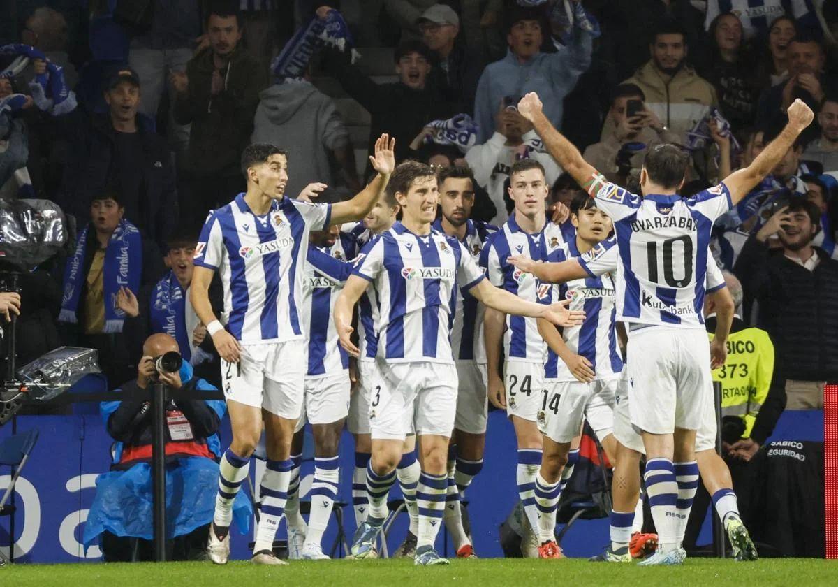 Los jugadores de la Real Sociedad celebran un gol en Anoeta.