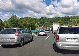 Imagen de las retenciones en la N-I a la altura de Andoain.