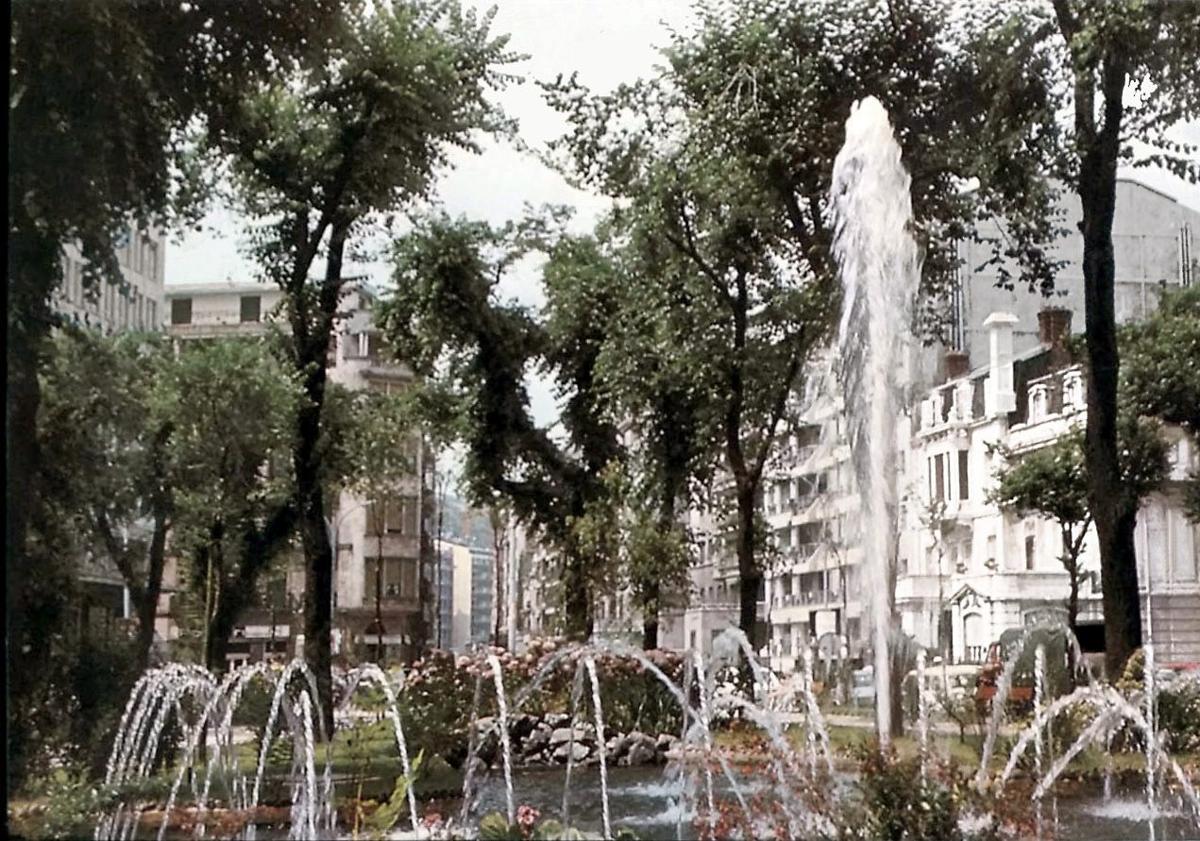 Imagen principal - Estanque y fuente de la plaza de Zaragoza, el año de su inauguración. Debajo, escultura 'La Voz' de B. Baschet y K. Merino y palmeras del género Butia, especímenes de gran valor y muy escasos en los jardines de Gipuzkoa.