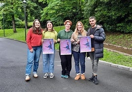 Monitores de los grupos que protagonizan la fiesta junto a la técnica de cultura en la presentación.
