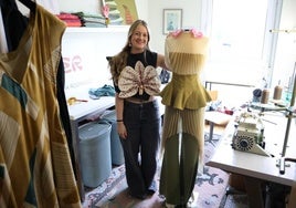 Enara Rodríguez posa con modelos creados por ella misma en su taller.
