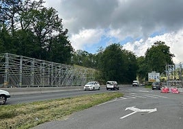 La estructura en construcción a la espera de la instalación este próximo martes de la pasarela provisional.