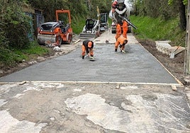 Herri bidean lanean ari diren langileak.