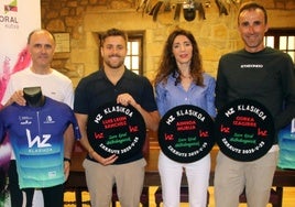 Organización, patrocinadores y el propio Haimar Zubeldia con el maillot y las tres txapelas que se entregarán a los homenajeados .