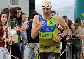 Zaleak txalo artean hartzen dituzte denak, hemen Alberdi.