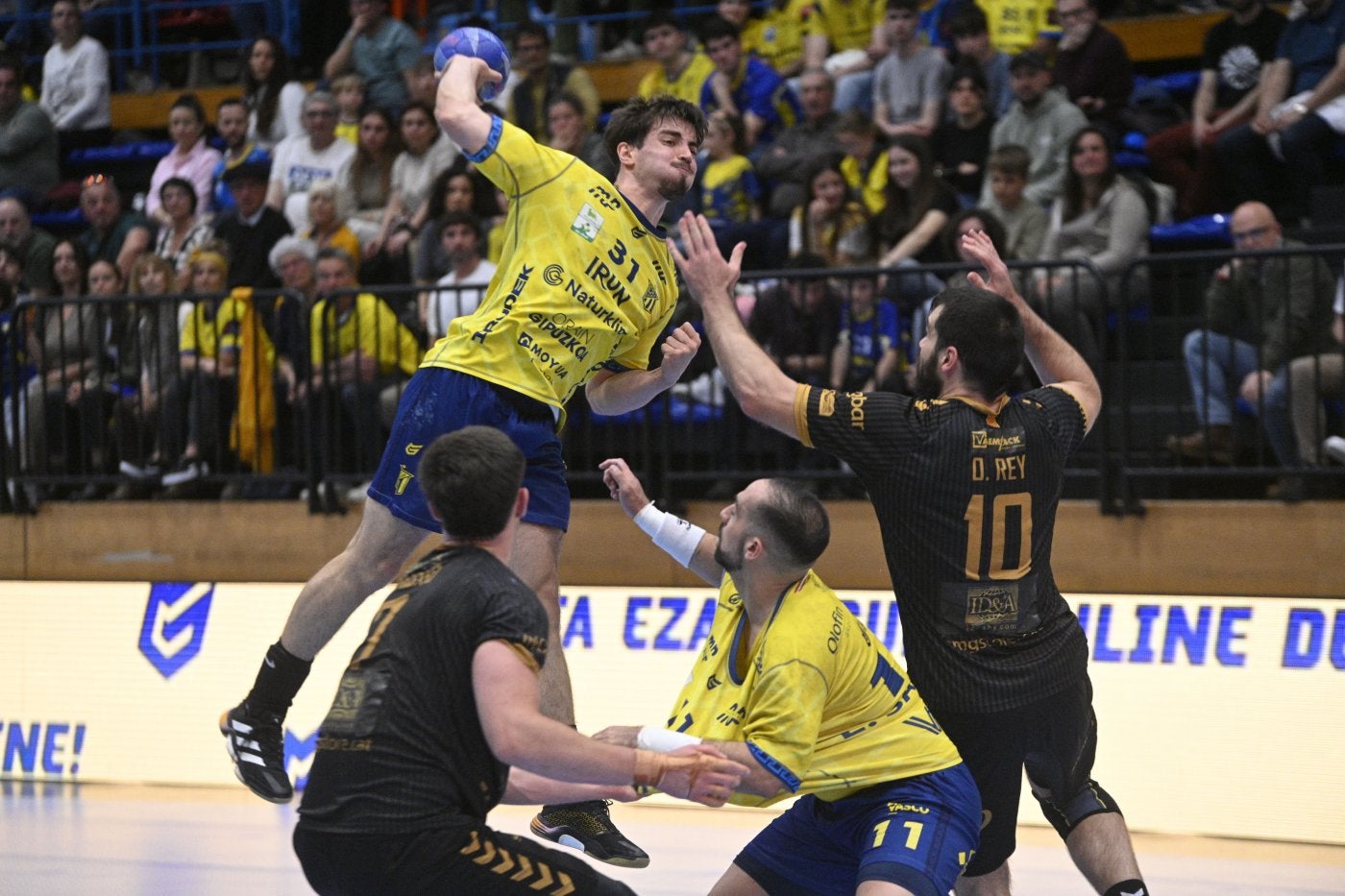 Gorka Nieto lanzando a la portería del Granollers.
