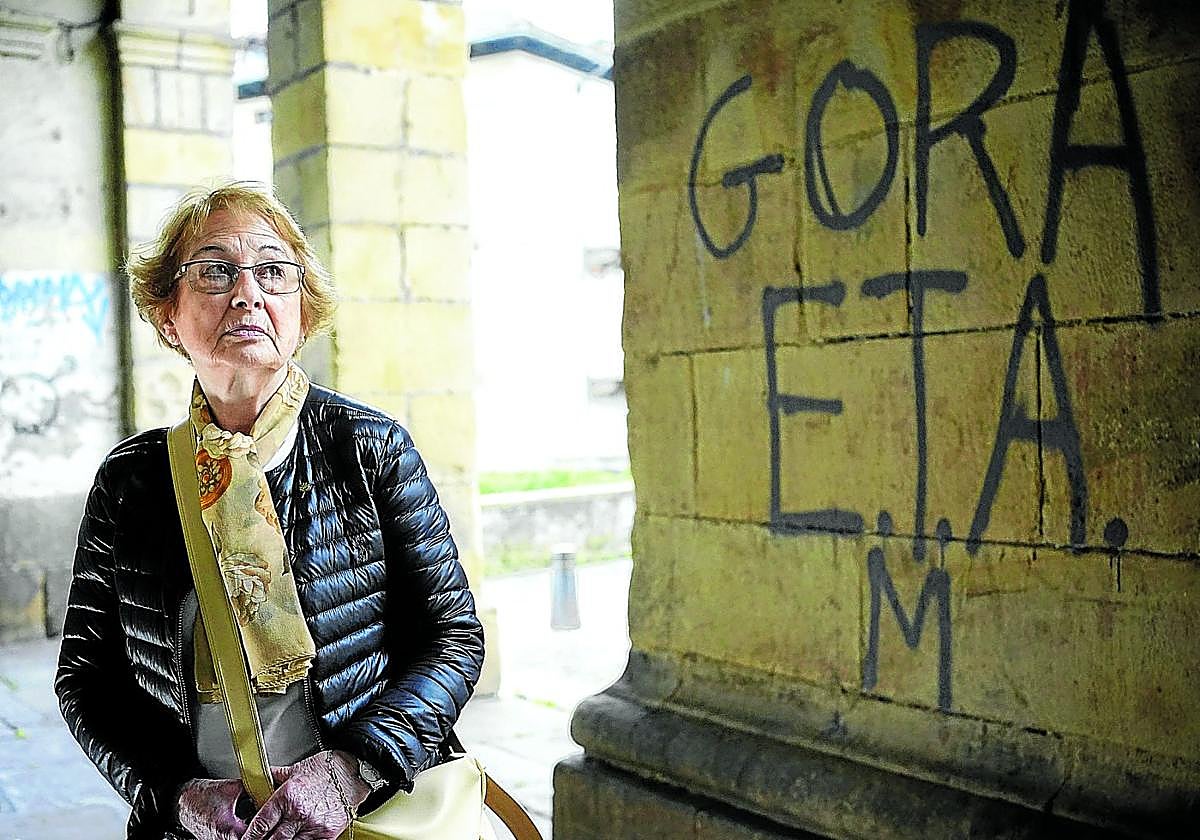 Carmen Hernández, viuda de Jesús Mari Pedrosa, en los soportales de la iglesia de Santa Ana en Durango, junto a una pintada de apoyo a ETA.
