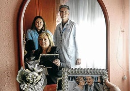 Maribel Sandía sujeta una foto de sus padres, junto a Garazi Cuesta y José Luis Francisco