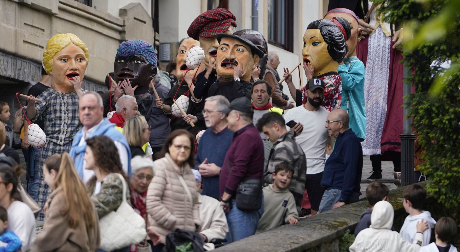 Los nuevos cabezudos se estrenan en la plazoleta del Juncal
