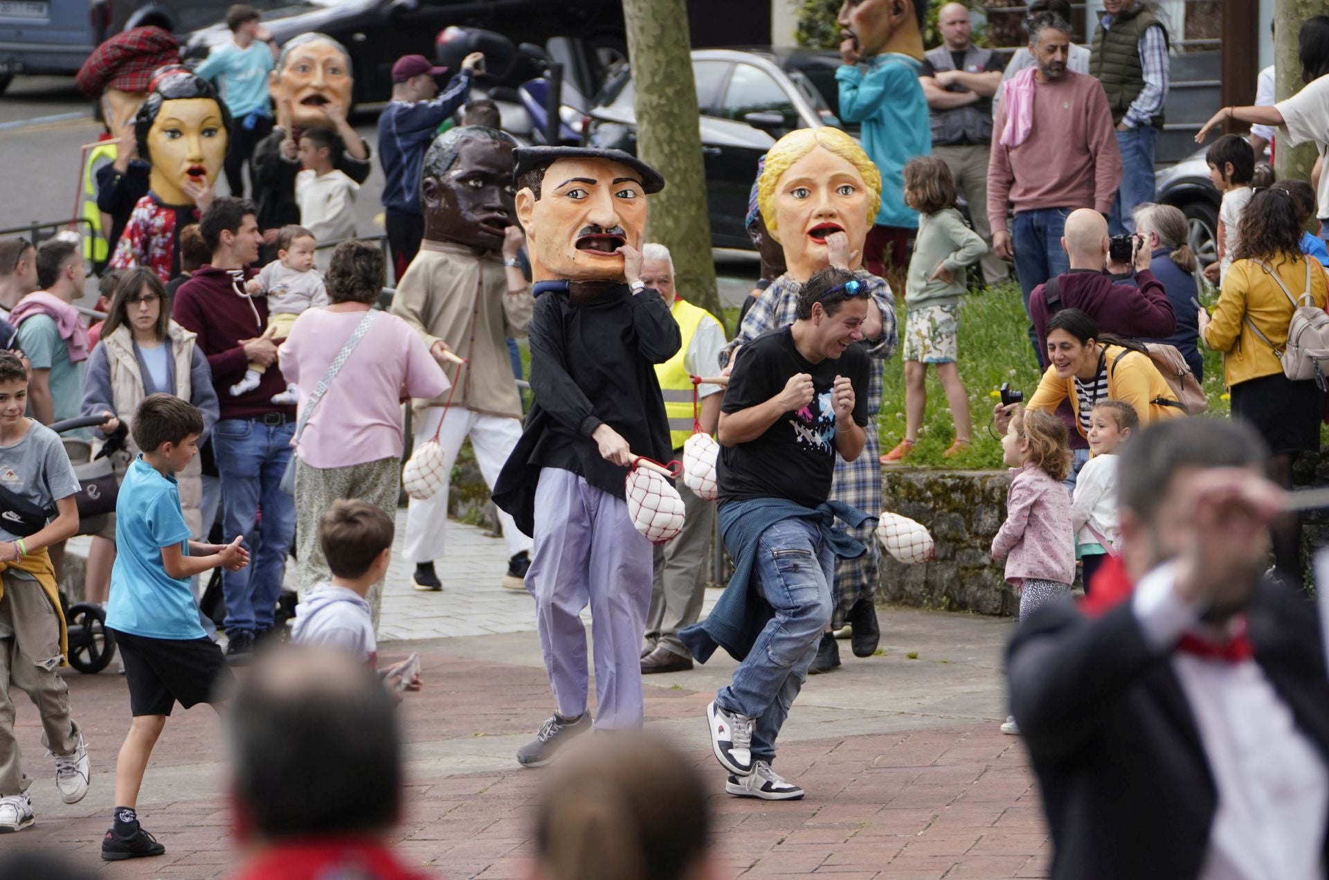 Los nuevos cabezudos se estrenan en la plazoleta del Juncal