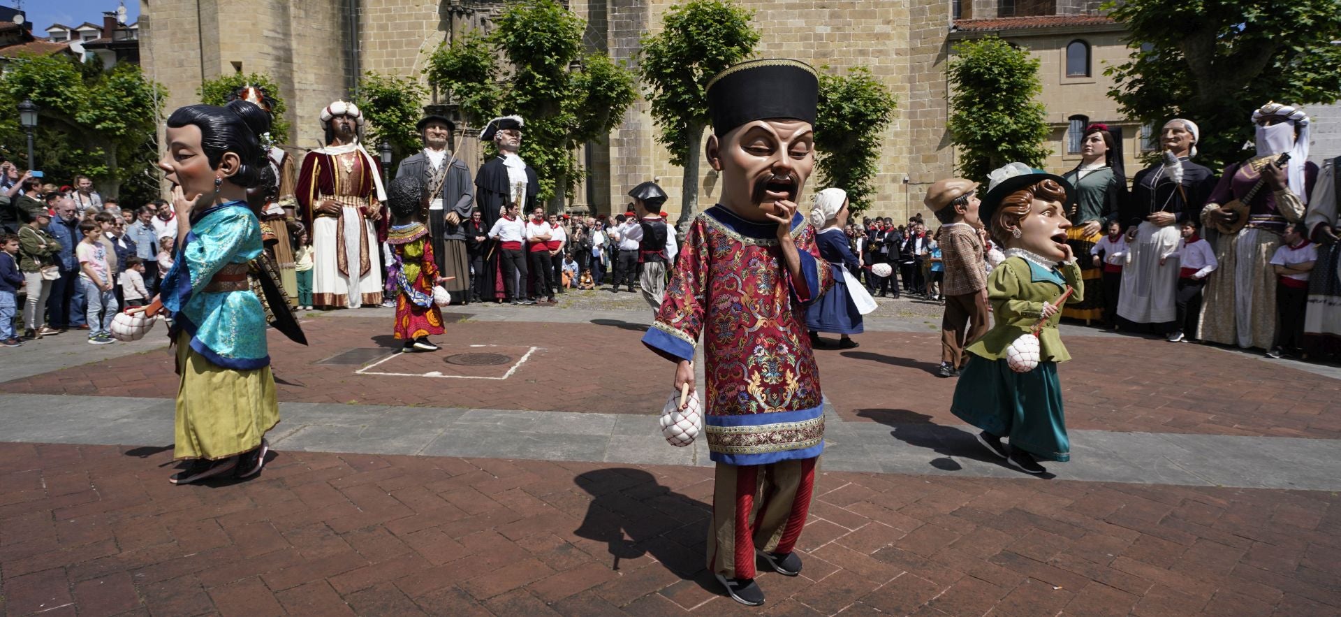 Los nuevos cabezudos se estrenan en la plazoleta del Juncal