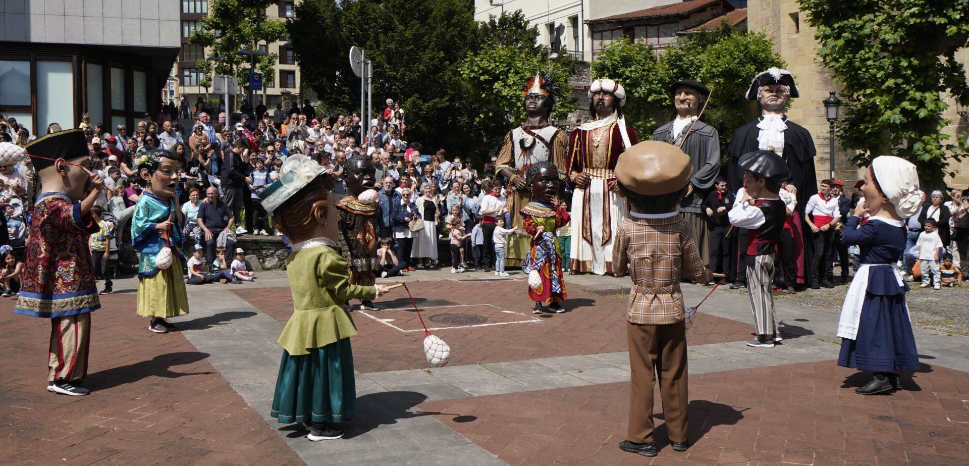 Los nuevos cabezudos se estrenan en la plazoleta del Juncal