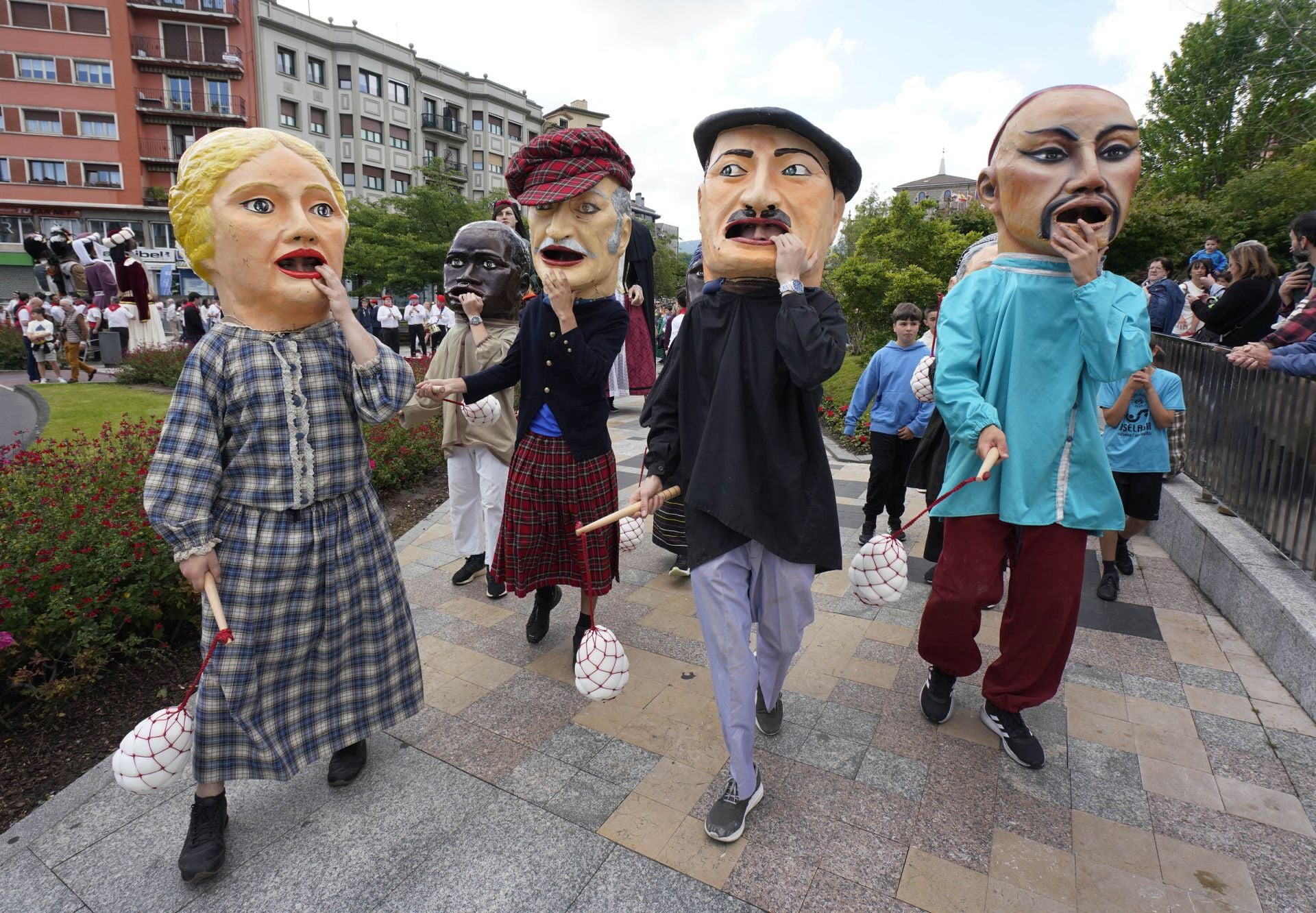 Los nuevos cabezudos se estrenan en la plazoleta del Juncal